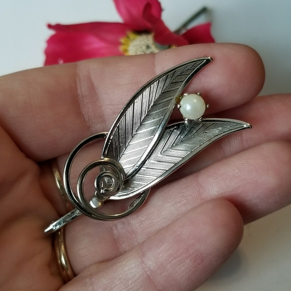 Relisted -Vintage leaf brooch silver tone pearl - Picture 10 of 10